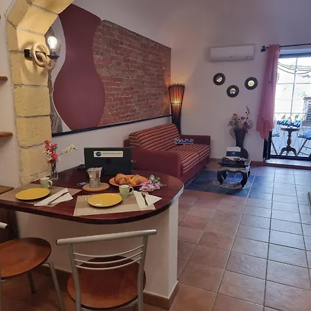 Apartment Theo's House By World